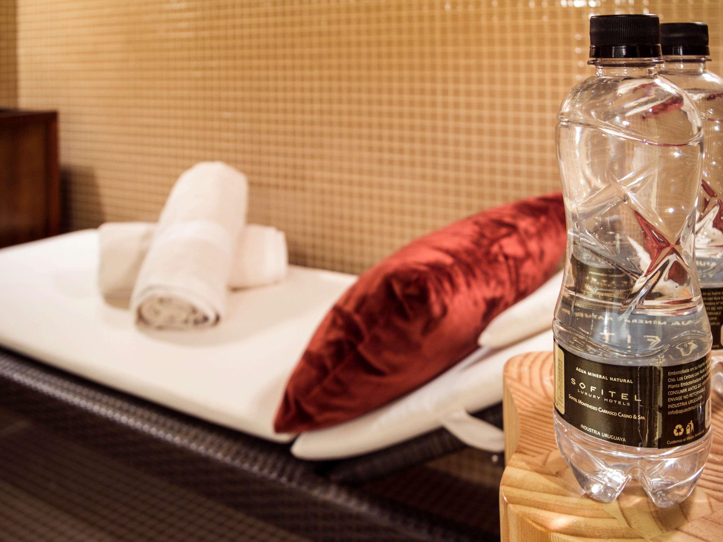 Sofitel Montevideo Casino Carrasco & Spa Екстер'єр фото Bottled water in a hotel room