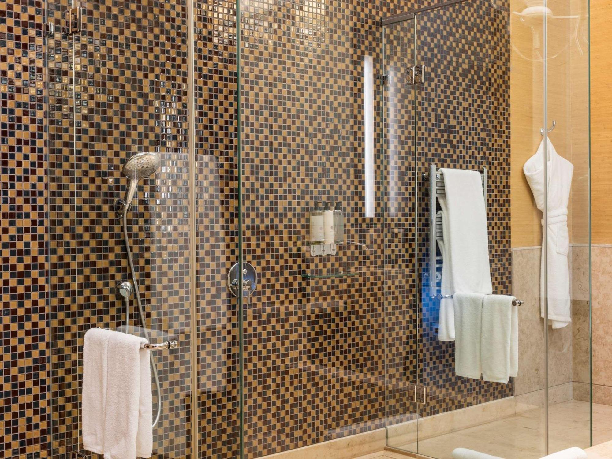 Sofitel Montevideo Casino Carrasco & Spa Екстер'єр фото A shower with a sliding door