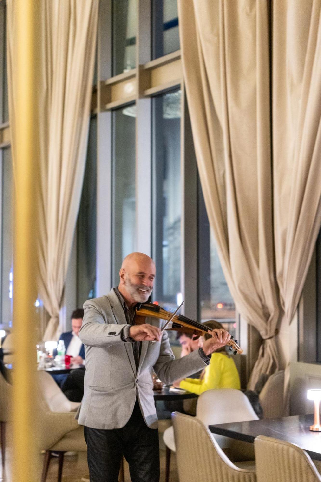 Sofitel Montevideo Casino Carrasco & Spa Екстер'єр фото The violinist at the opening of the restaurant