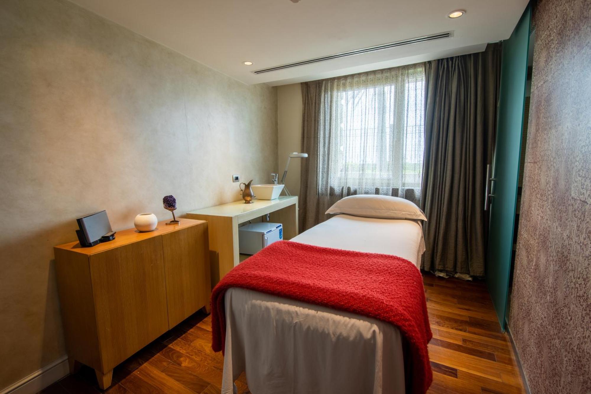Sofitel Montevideo Casino Carrasco & Spa Екстер'єр фото Treatment room at The Dorchester, London