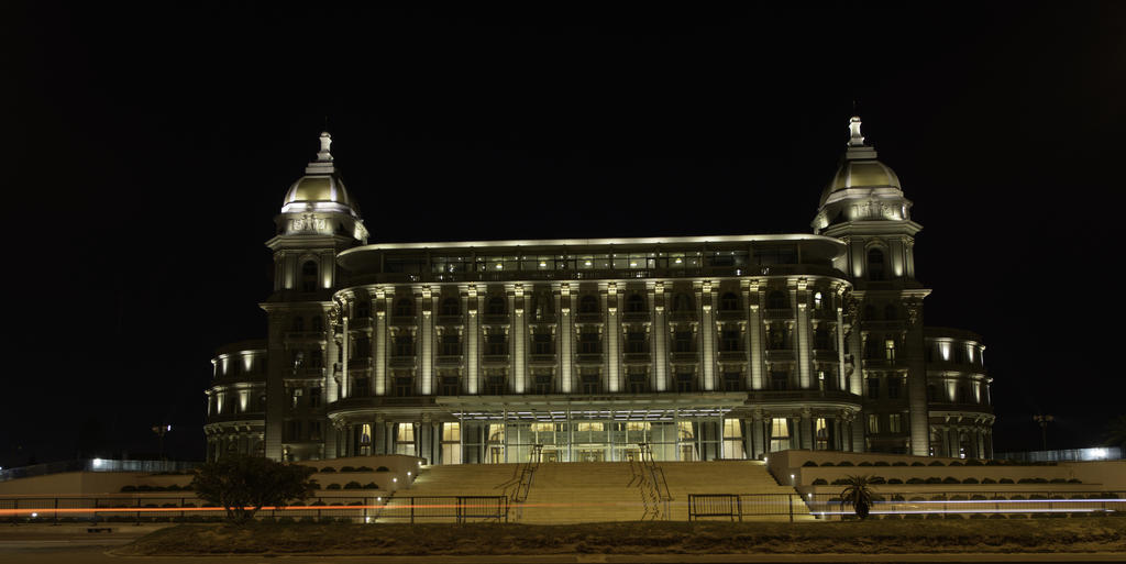 Sofitel Montevideo Casino Carrasco & Spa Екстер'єр фото The Grand Hotel at night